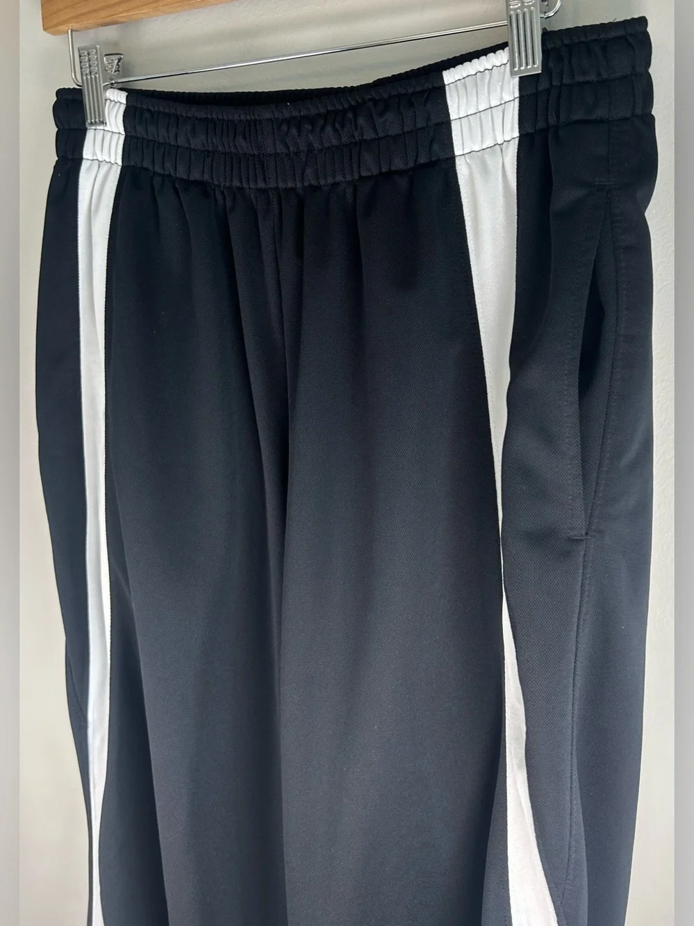 Air Jordan Men’s Track Pants Sz L Athletic Training Black White Stripe Ankle Zip - Picture 5 of 10